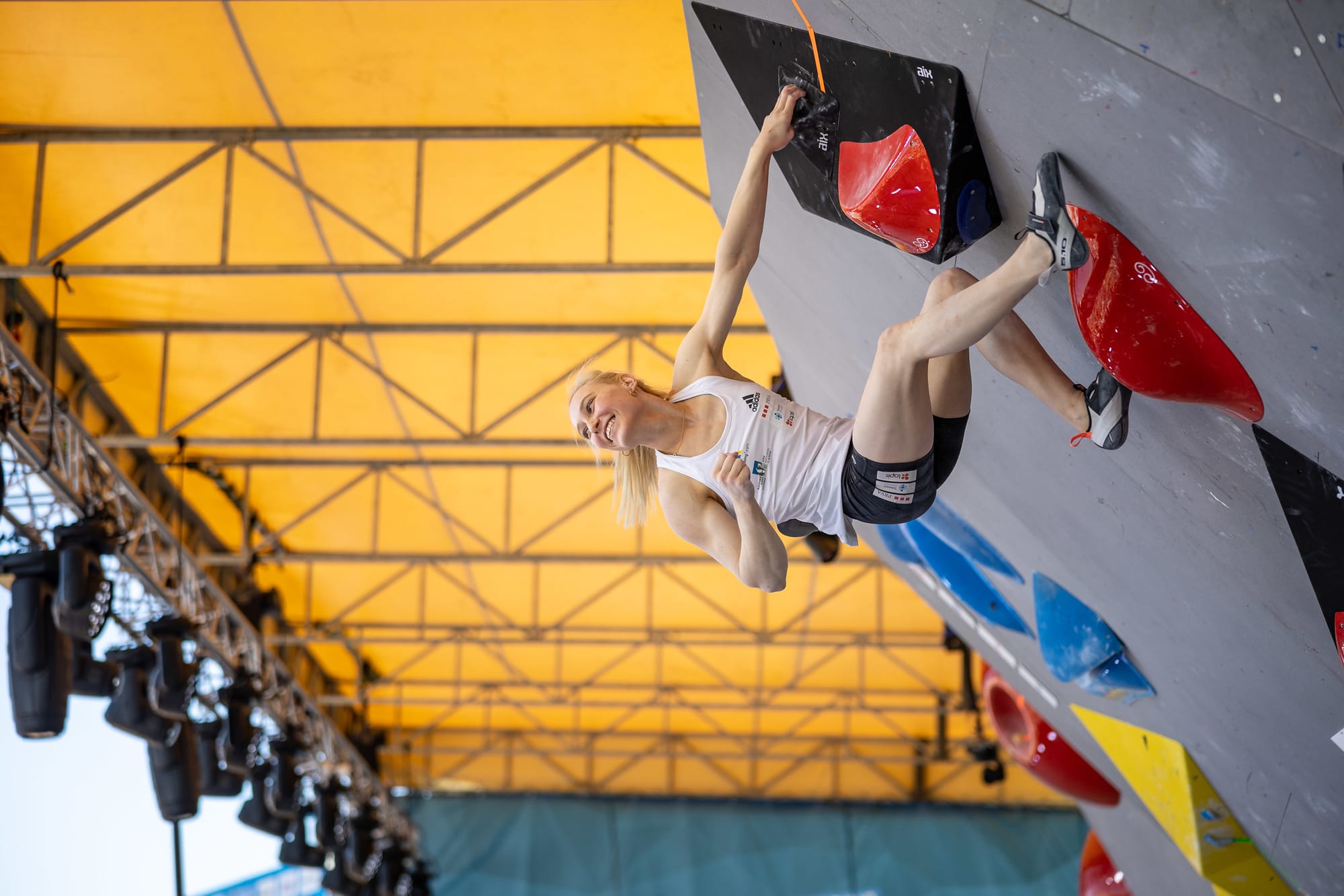 Janja Garnbret topping out the powerful W4 in the semi-finals.