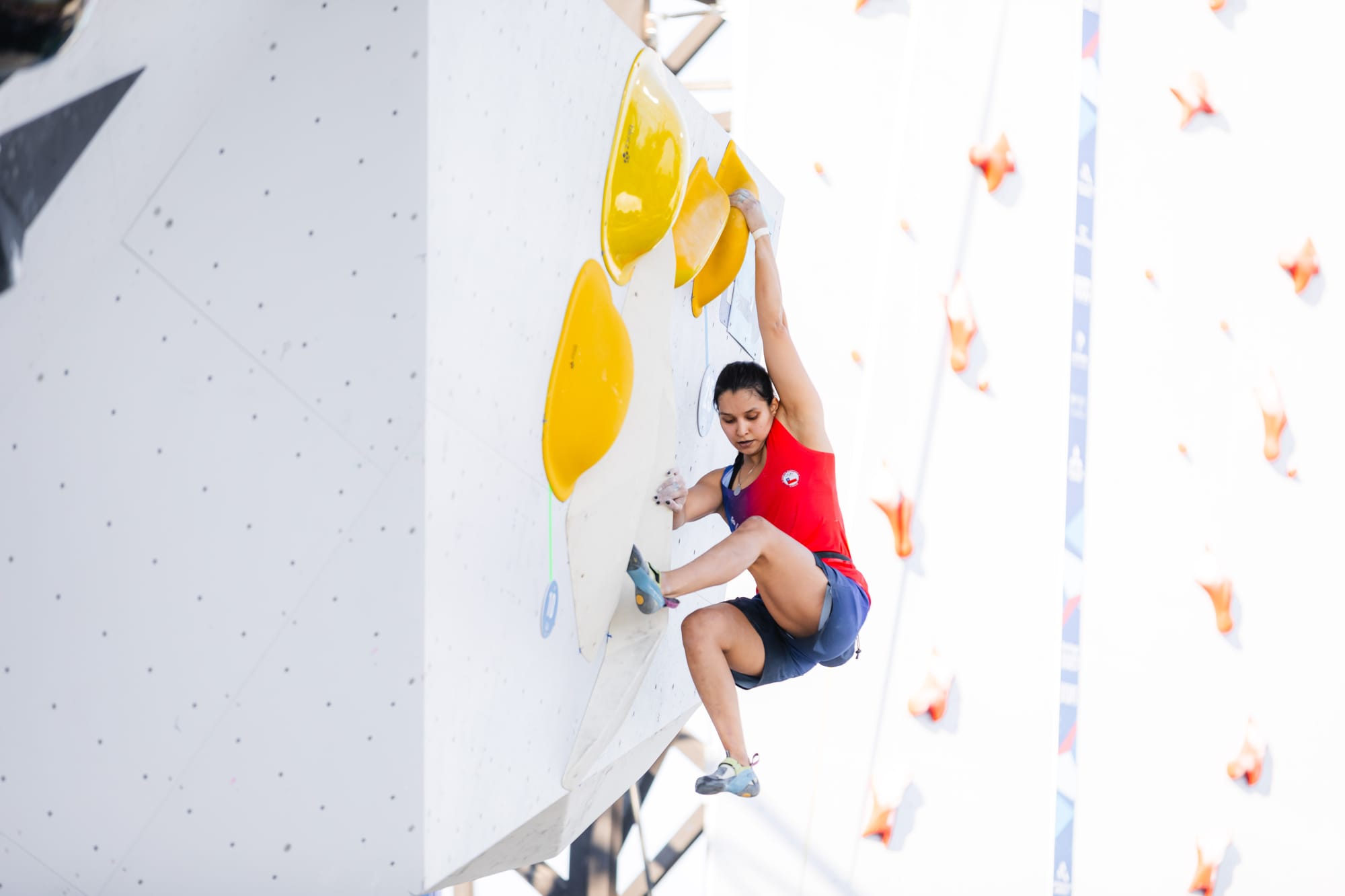 Alejandra Contreras topping out boulder 2 in the final