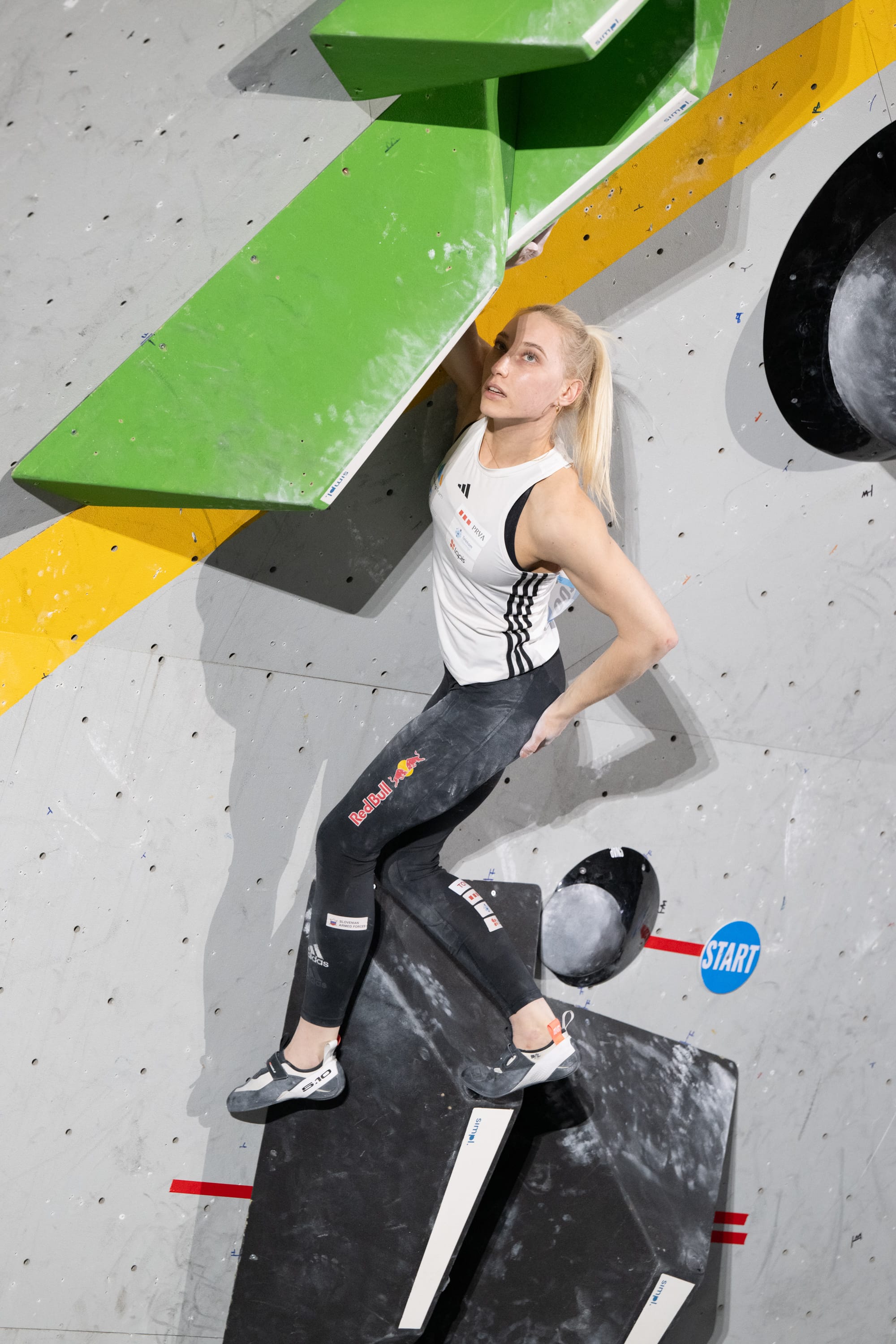 Janja Garnbret paused before going into the green pinches on Boulder 4