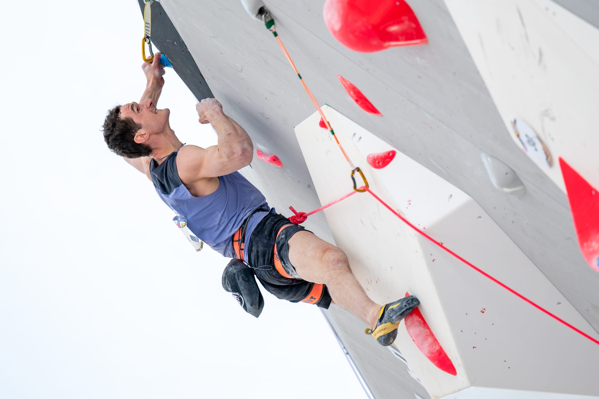 Ondra fighting on the Male final Lead route before falling