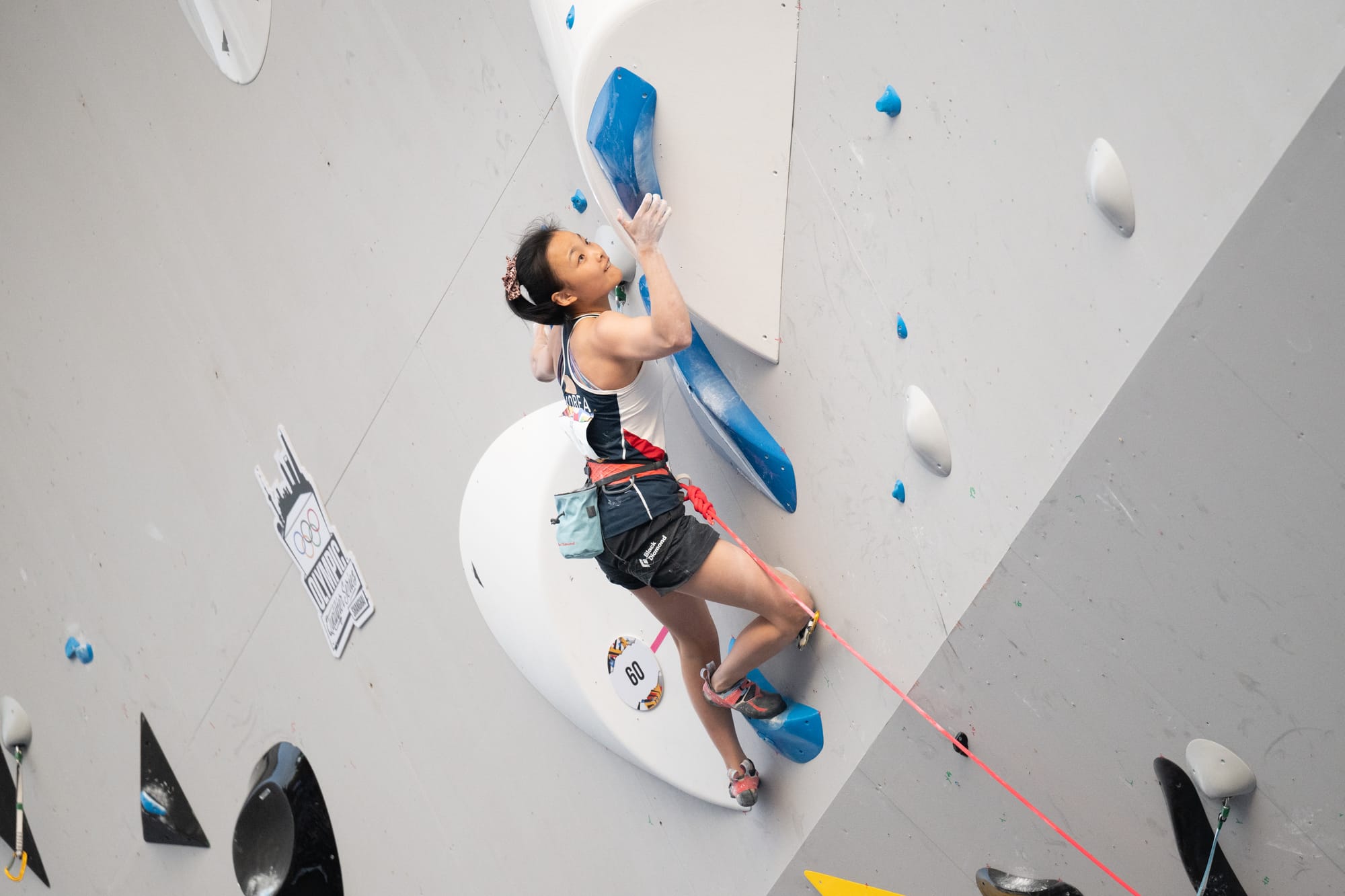 Seo Chaehyun fighting on the headwall of the Lead final route