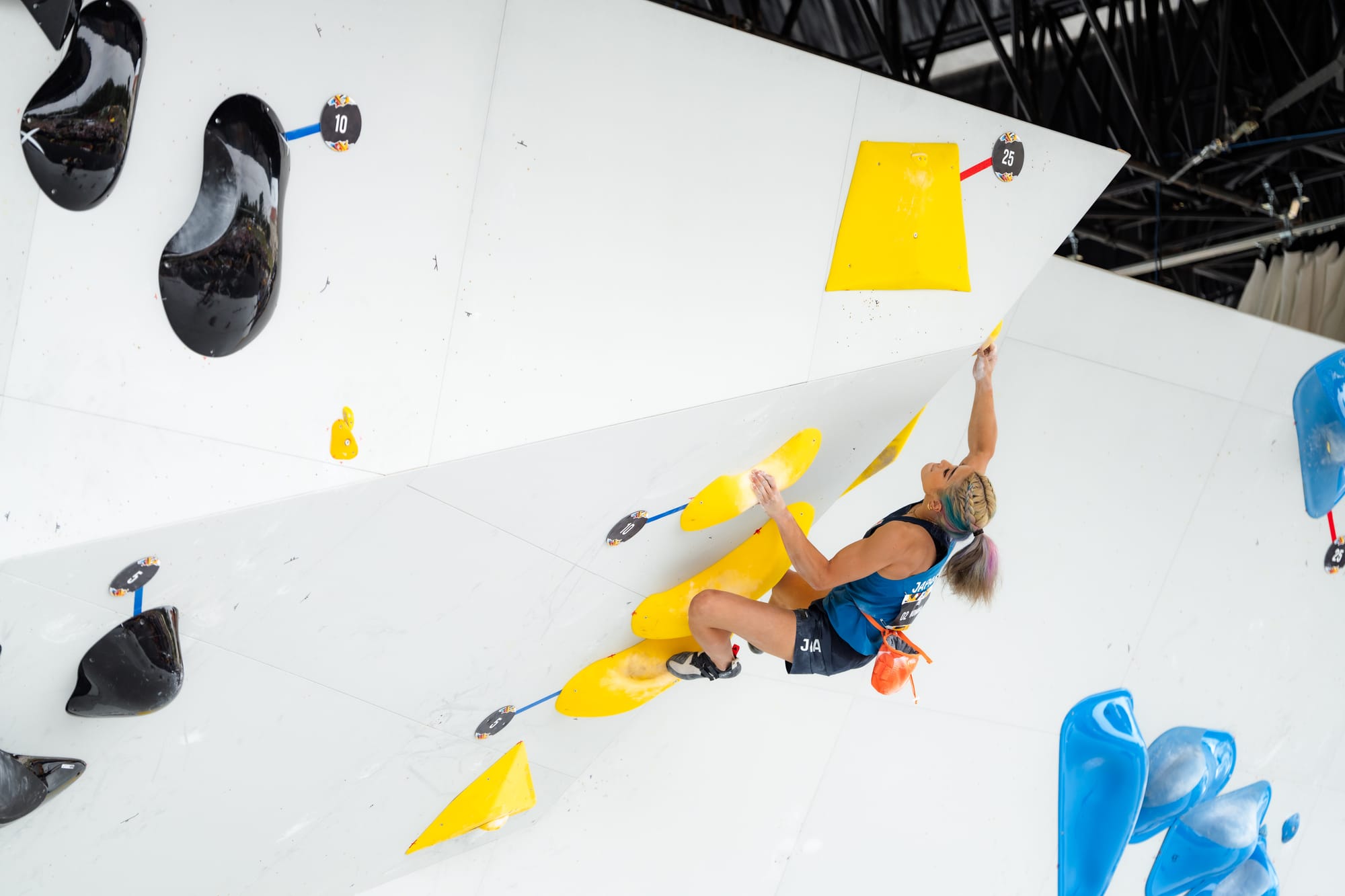 MIho Nonaka on the physical boulder in the semi-final round