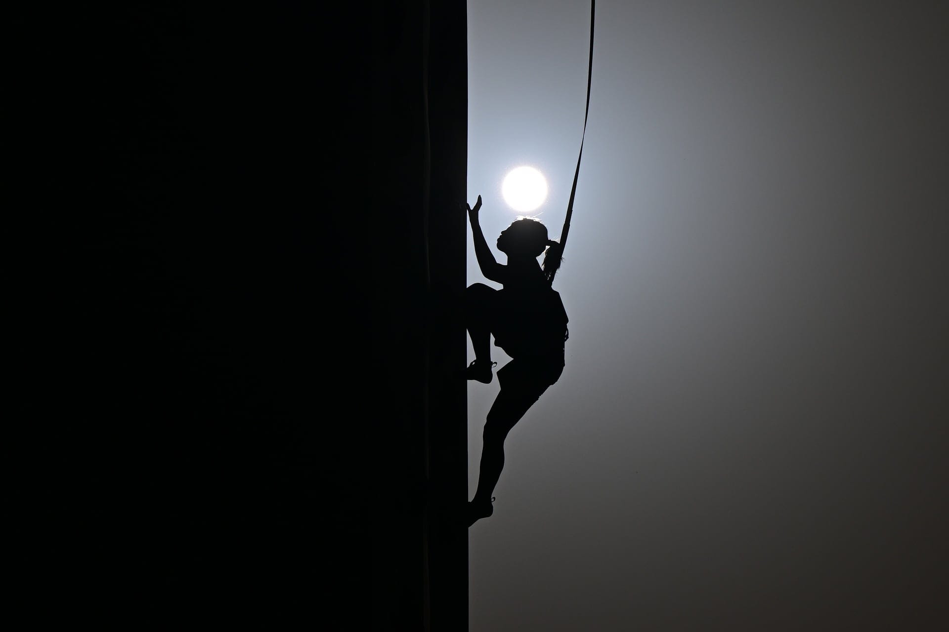 Speed climber climbing up the wall in front of the sun at the Budapest OQS event in 2024